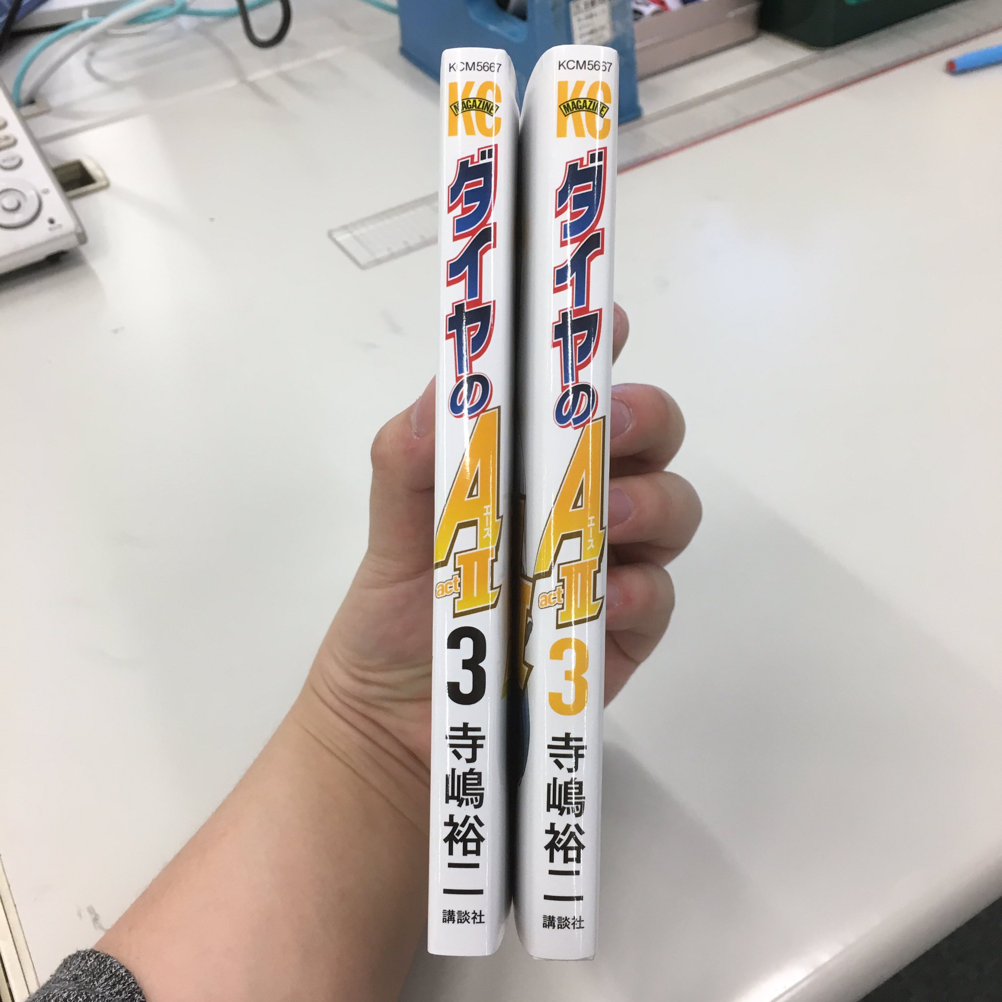 ダイヤのa On Twitter ダブルカバーについて ダイヤのa Act 6巻は カバーをめくるとデザイン修正された3巻 春市の表紙 のカバーがついてきます ダイヤのa Act 3巻 初版 をお持ち方はぜひお取り替えいただけますと幸いです Y