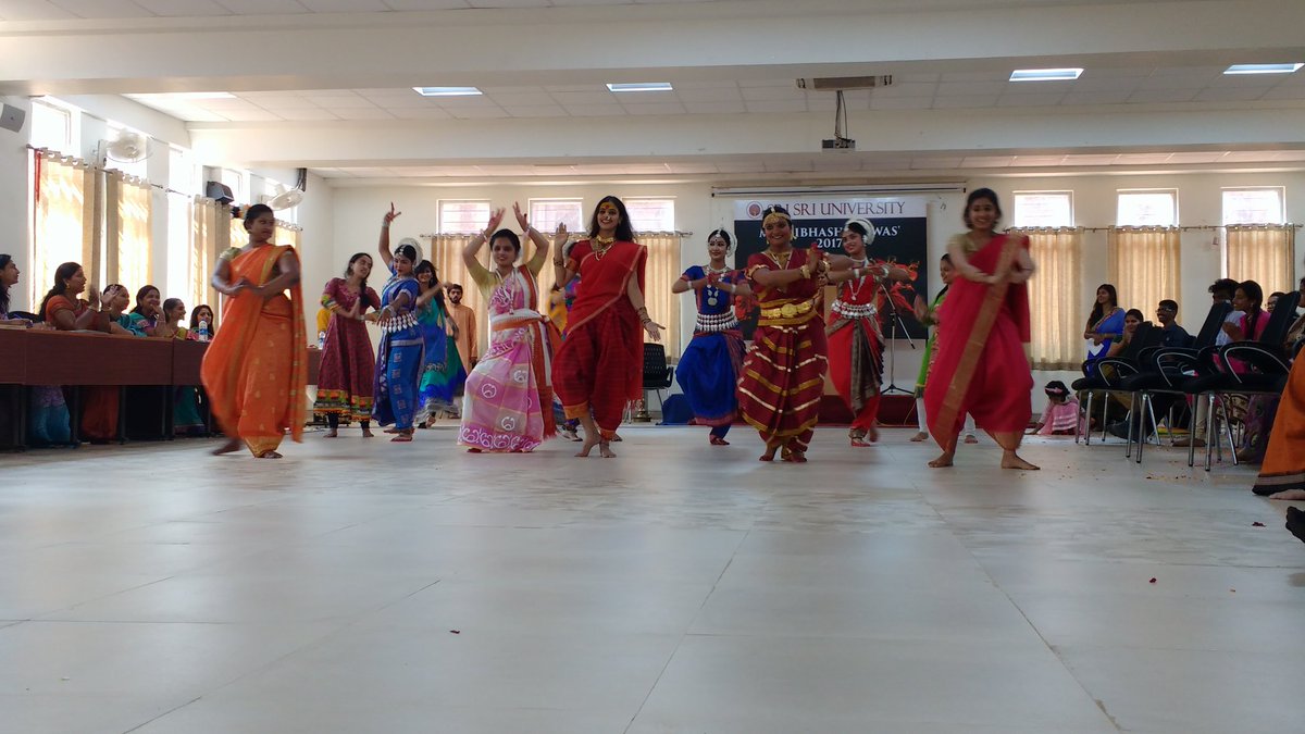 ankitadhelia's tweet photo. Celebrating #MatribhashaDiwas @SriSriU #CelebratingDiversity #InTheMixIndia #GodsVividColorPalette #BeautyOfIndianCulture https://t.co/UObRvlTzBV