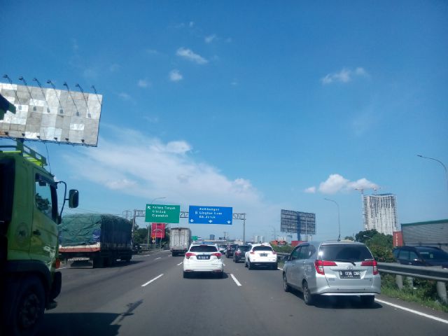 widiechandra's tweet photo. @SonoraFM92 tol Jkt Tgr. Dari Tangerang kearah Karang Tengah terjadi kpdatan mulai km.11.600. Arah sbliknya ramlan https://t.co/1OHM7KW6LG