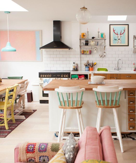 Kireei's tweet photo. Tres casas con sofás rosa. ¿Os gustaría poneros uno de este color tan atrevido, a pesar de su suavidad? https://t.co/7ImBXu4FAD https://t.co/eBtbVUUHQy