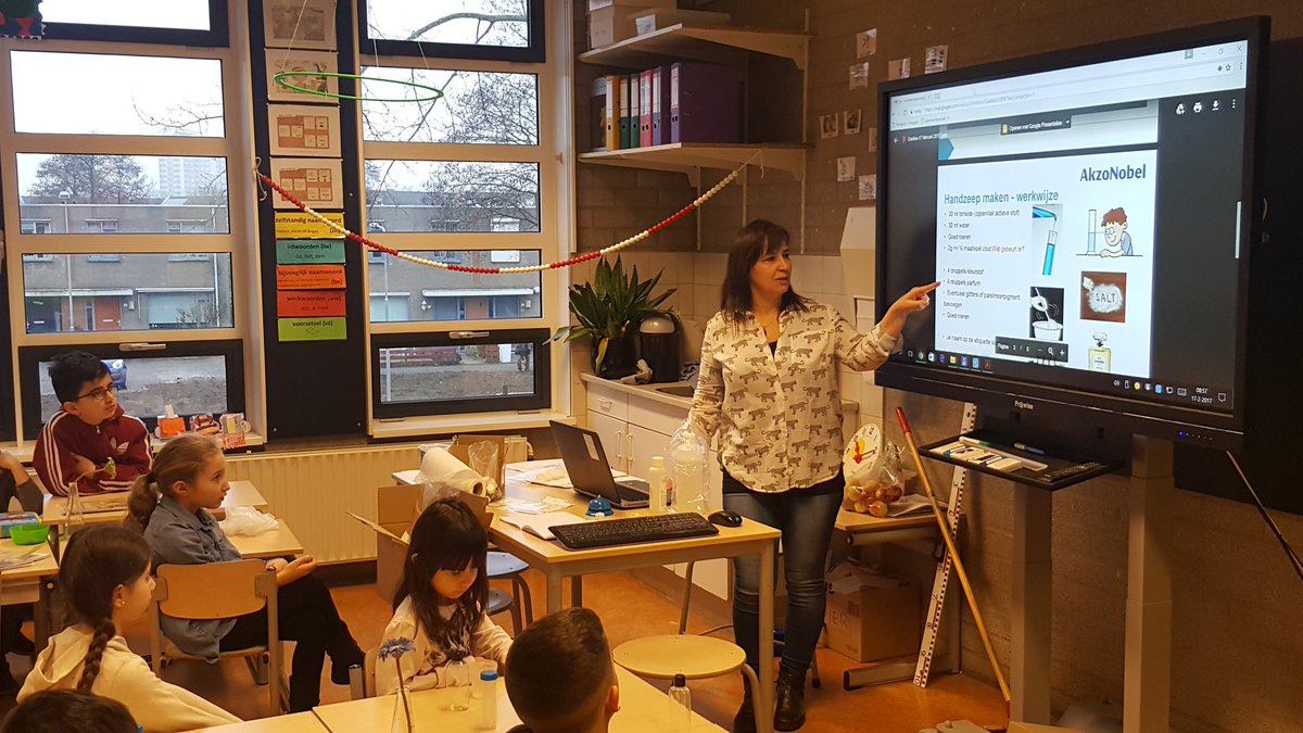 We hebben in groep 4 een zeer boeiende presentatie en proefjes vanuit AkzoNobel. Dank voor uw komst mw  Jindra Purmova!