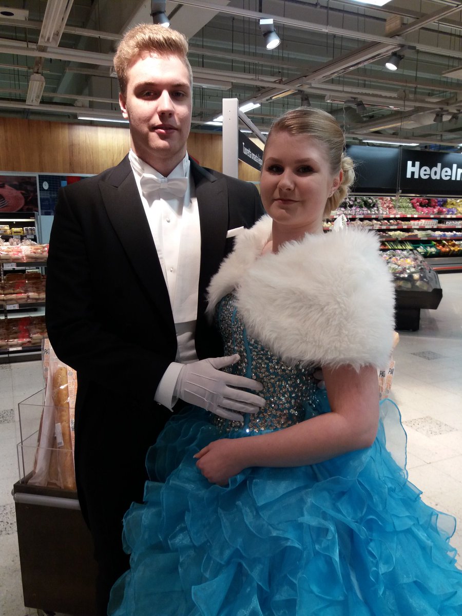 KcmSalo's tweet photo. Salon Cittari toivottaa onnea abeille ja erityisesti lukion uusille "Vanhoille" đ #kcmsalo #tuoreestiparas https://t.co/96xPbIrtOL