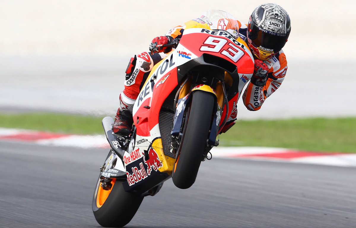 redbullESP's tweet photo. Hoy cumple 24 años nuestro 🖐🏻Campeón @marcmarquez93 !
Por muchos más juntos #TocandoCodo 😜 #TeDaAlas https://t.co/W13CVcru3W