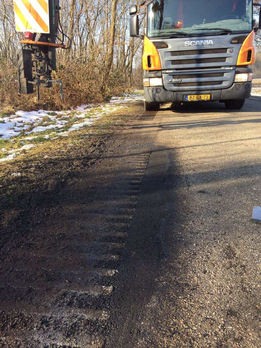 PaveRentNL's tweet photo. INNOVATIE: verwerking van thermoplastisch asfalt met blowpatcher @PaveRentNL bij temperatuur ruim onder 0 !#vorstschade https://t.co/z1Yd18TtFv