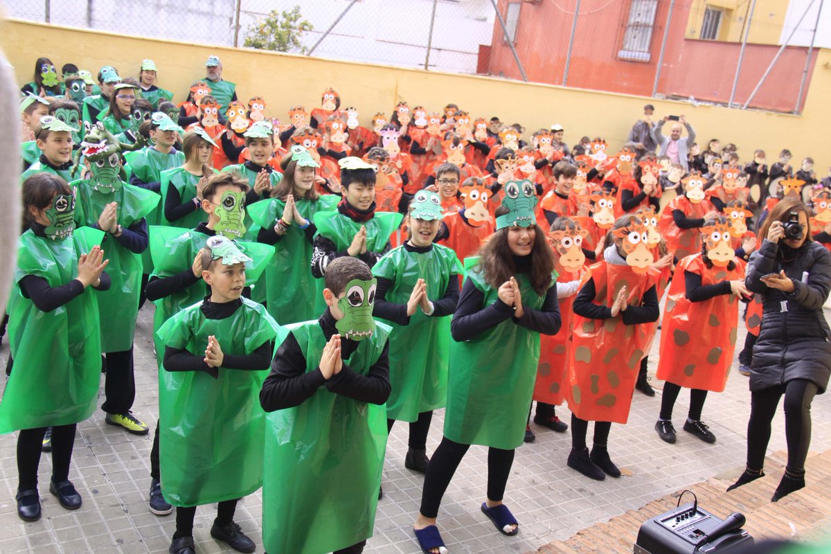 EjercitoAire's tweet photo. Un 'Aire solidario' llevamos a #Senegal ropa y juguetes reunidos por CEIP San Pedro Crisólogo #Sevilla recoge  #ACARTablada https://t.co/KVxaSRk7gt