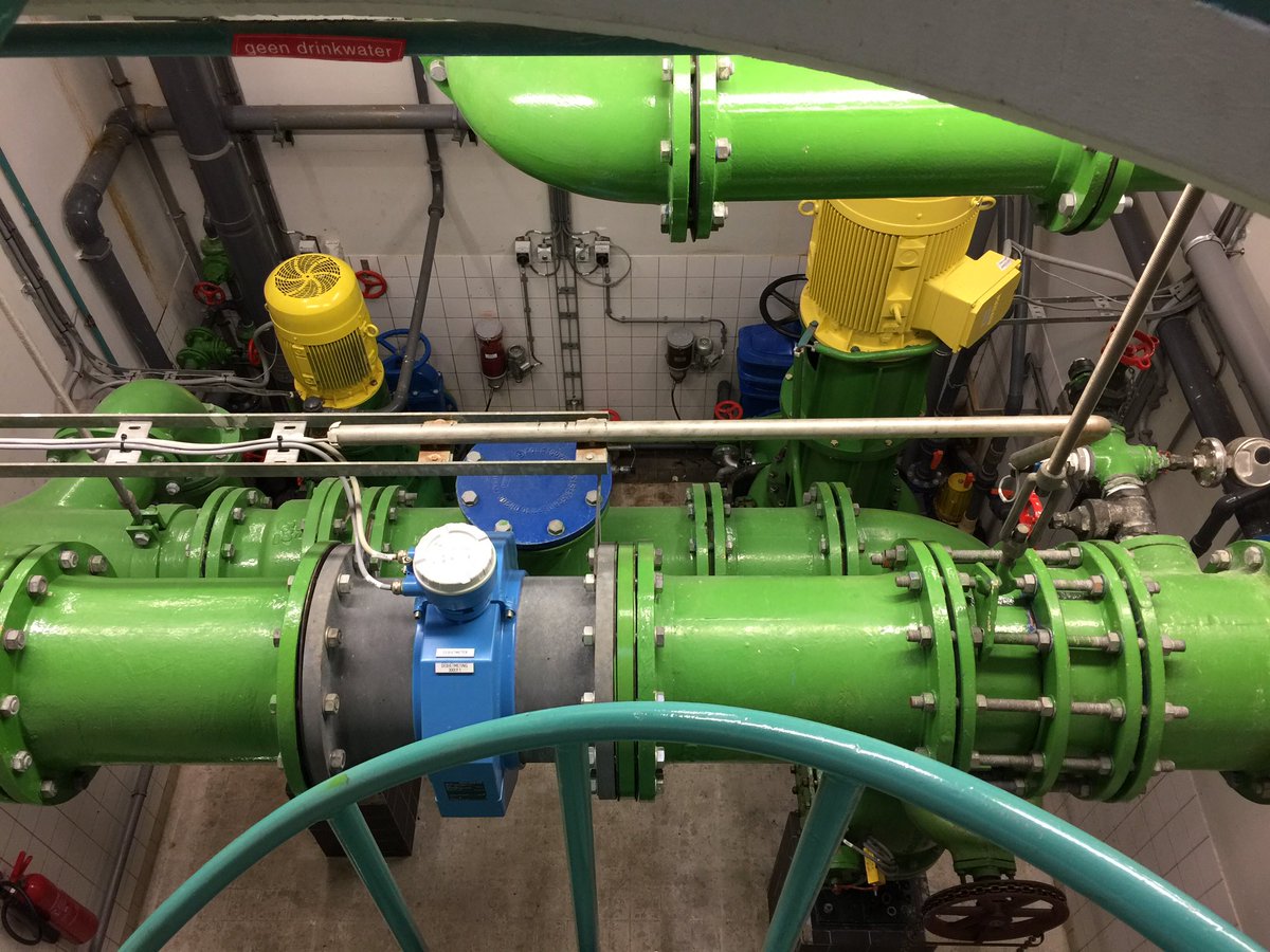 A3vanOosten's tweet photo. Het #bassin van #gemaal #Persoonshaven #baggeren en schoonspuiten i.v.m inspectie coating van het bassin. @Stadsbeheer010 @HeartSolid1979 https://t.co/uwpvYGkwwM