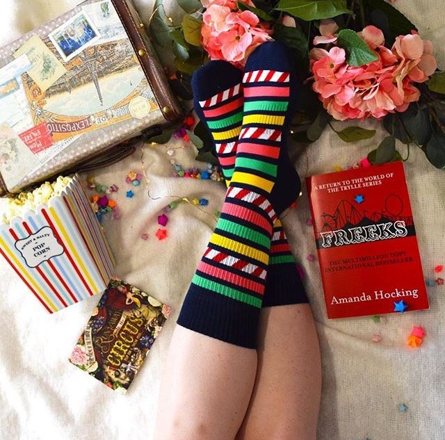 Happy freaky Friday!!🎪📷@commasandampersands #HappinessEverywhere #HappySocks_uk