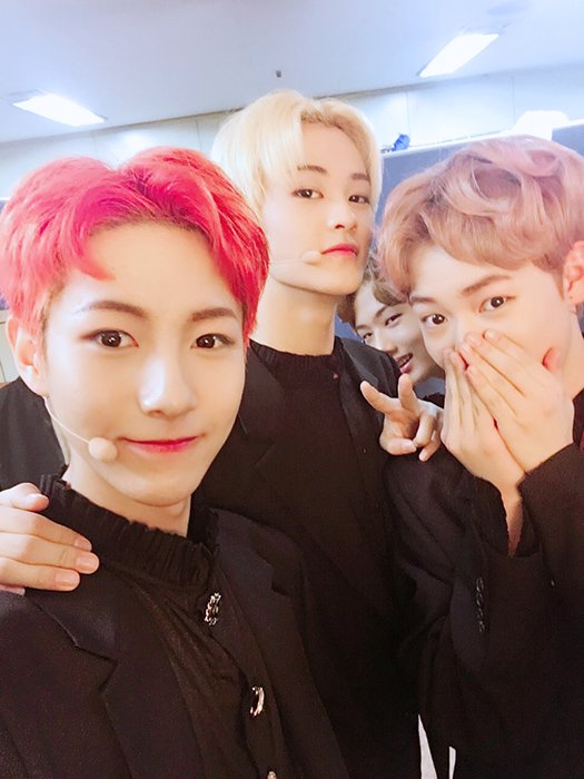 nctvyrl's tweet photo. [NCT]
(2/4)
#런쥔 #RENJUN #마크 #MARK #지성 #JISUNG #천러 #CHENLE
https://t.co/b5Sj7Q4O9z https://t.co/di2TKJTD4v