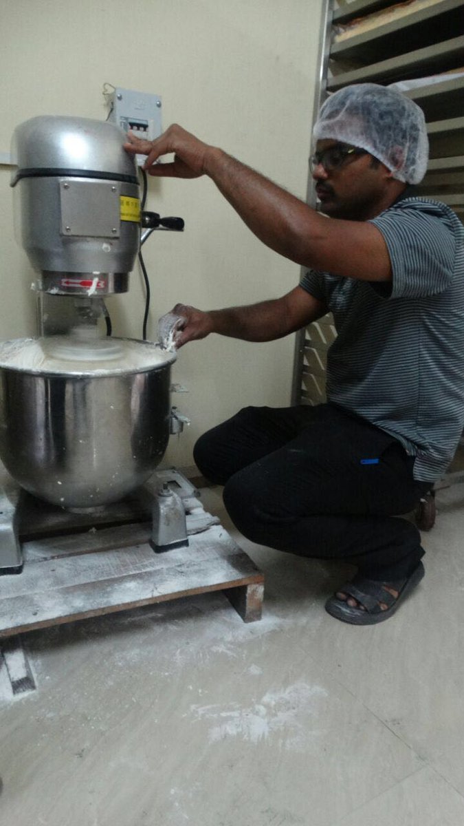 offl_Lawrence's tweet photo. The 1100 kg cake preparation time was completed in 22 hours. 
The event will be certified by Assist World Records. https://t.co/hPYVeTe3S5