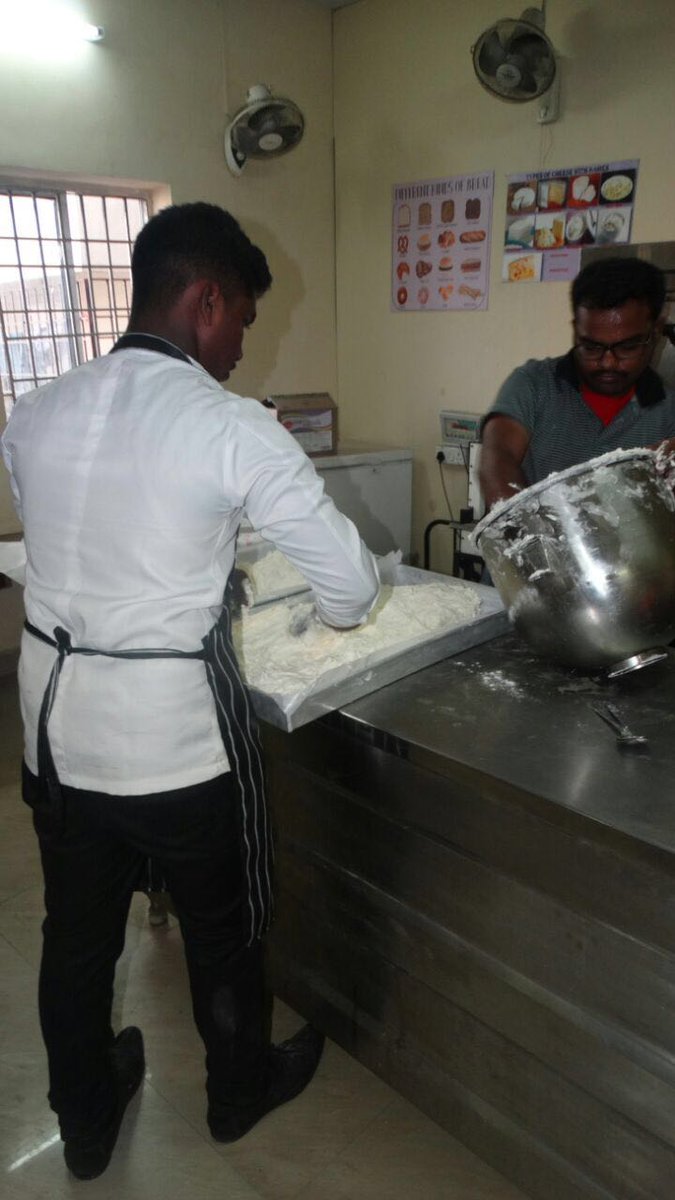 offl_Lawrence's tweet photo. The 1100 kg cake preparation time was completed in 22 hours. 
The event will be certified by Assist World Records. https://t.co/hPYVeTe3S5