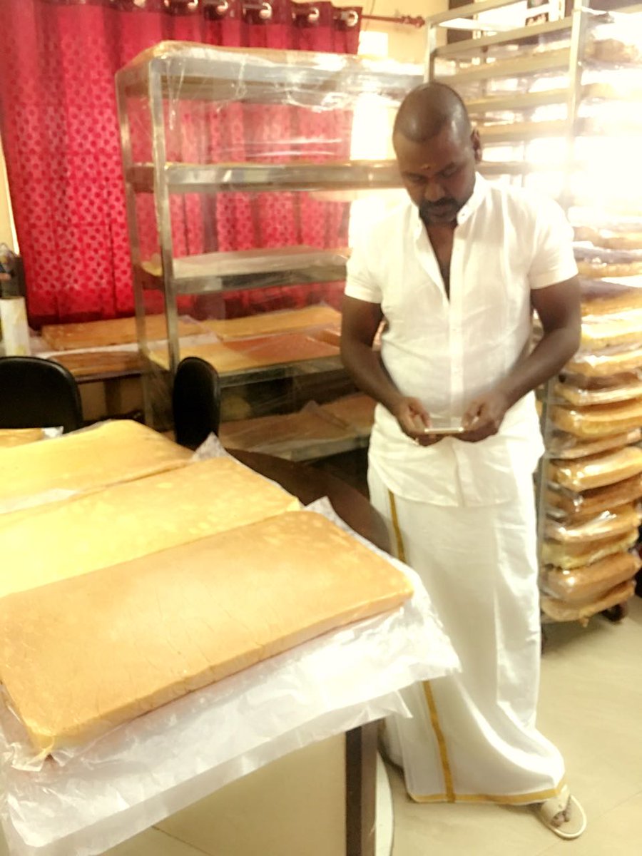 offl_Lawrence's tweet photo. The 1100 kg cake preparation time was completed in 22 hours. 
The event will be certified by Assist World Records. https://t.co/hPYVeTe3S5