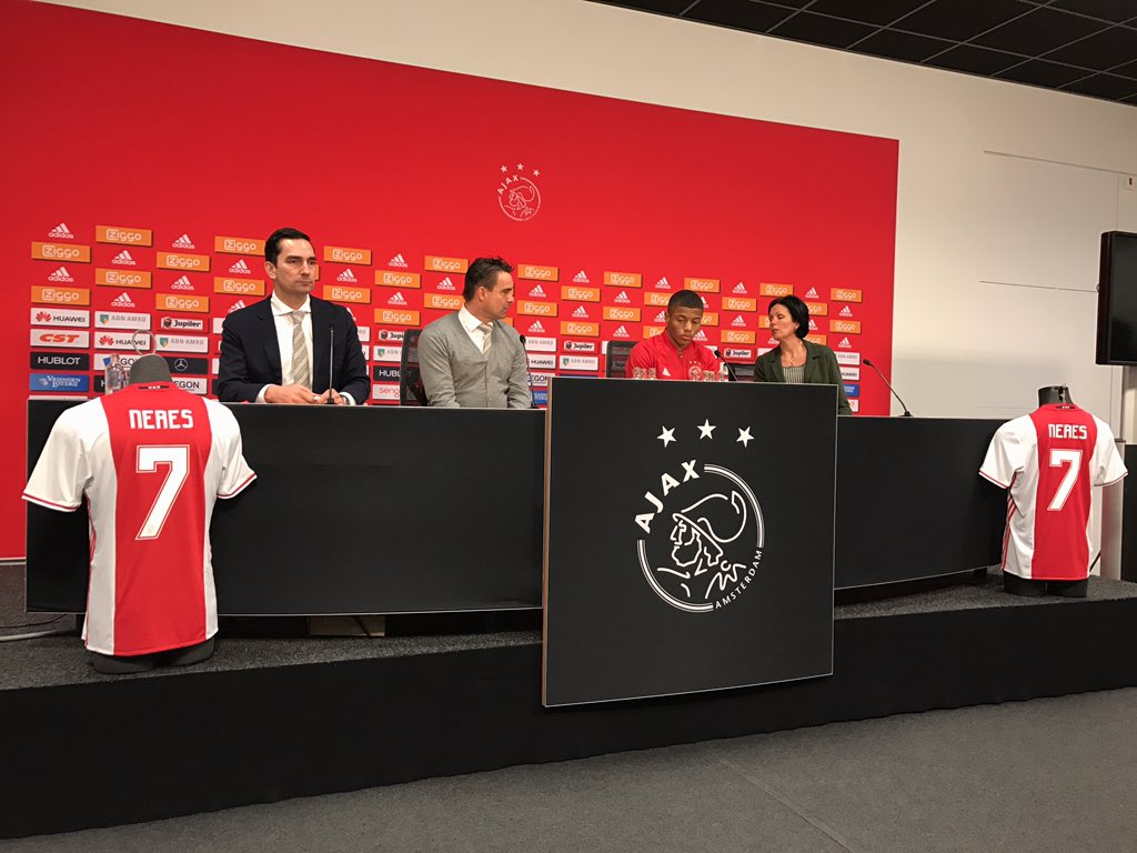 De perspresentatie van David Neres is begonnen! #WelkomDavid 🎙🇧🇷