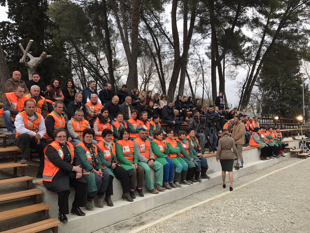 aprtirana's tweet photo. Ku ka më bukur sesa analiza vjetore në kantierin e Fushave Sportive në Parkun e Madh. #APR2016 #BilancRaport @livetv👷🌲💚🔆 https://t.co/MjHJxYaFeJ
