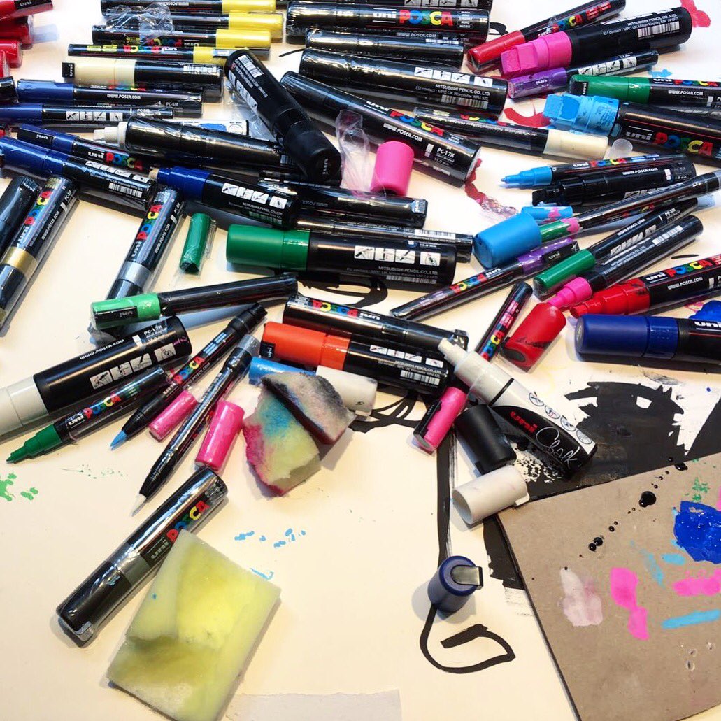 CASSART1984's tweet photo. Artist @RobPhillipsWork is half way through transforming our Soho windows with @poscauk pens in #DRAWFASHION live! #soho #londonfashionweek https://t.co/qW8m89exQg