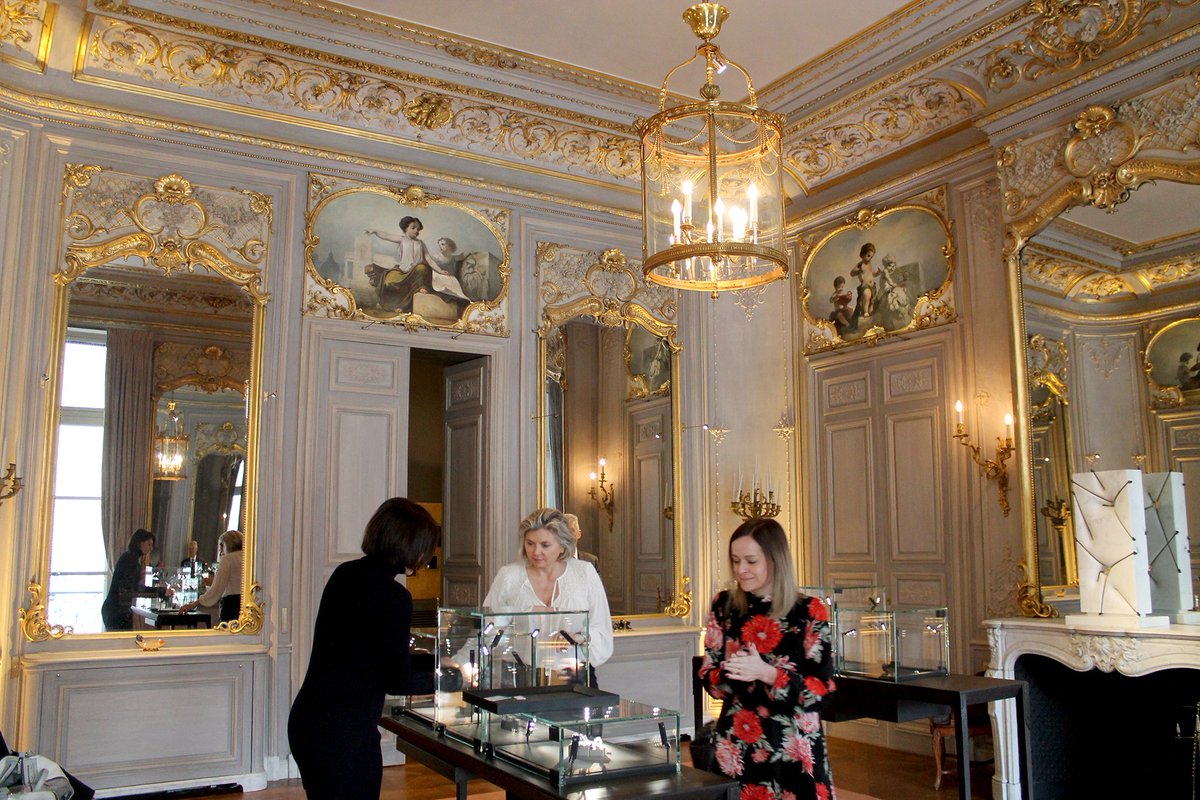TheJewelleryEd's tweet photo. Bonjour #Paris! The stunning interior of #AlexandreReza's boutique is reason enough to visit Place Vendome. https://t.co/aXbHnarvRY https://t.co/FenogxkgIx