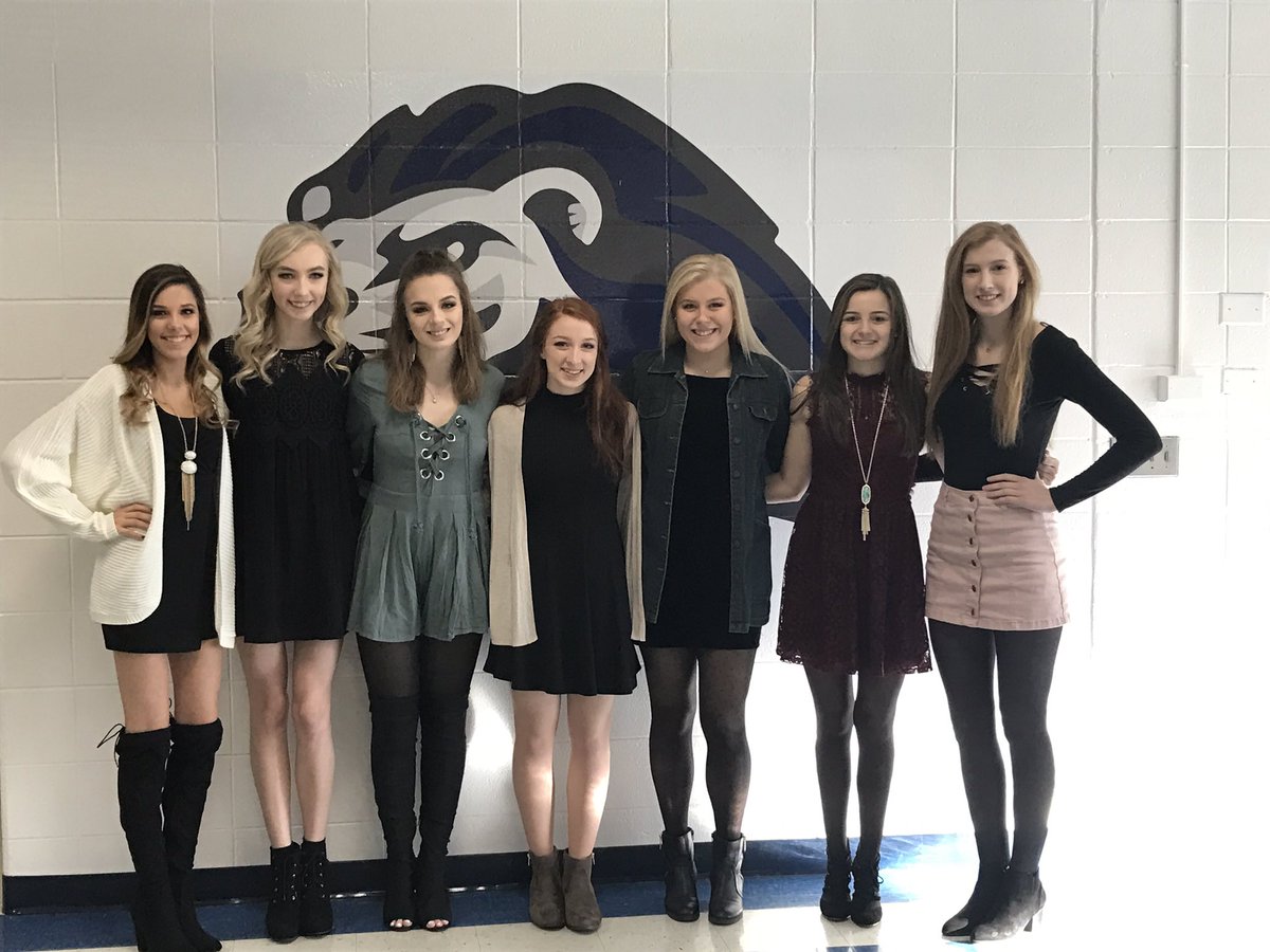kelhamann's tweet photo. Senior night tonight! #LLVC #blackout #onepride ⬛️🦁⬛️ https://t.co/yo6s3FHcQs
