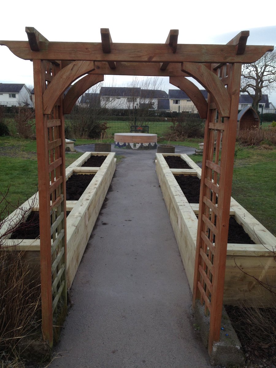 YPendalar's tweet photo. Gwaith ffantastig gan #wildelements yn yr ardd.  Love the work on our raised beds by #wildelements.Edrych mlaen i weithio ar ol hanner tymor https://t.co/hsEElDeSlU