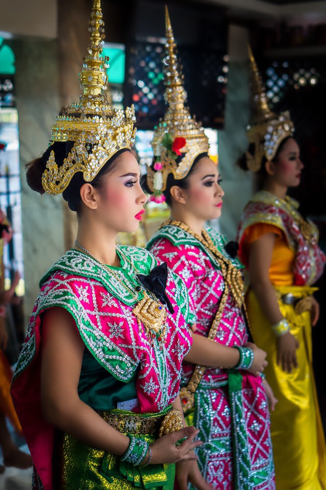 dalepeter's tweet photo. Thai Dancers at Erawan Shrine. #thaidancing #erawanshrine #bangkok #thailand https://t.co/canjiqiMJj