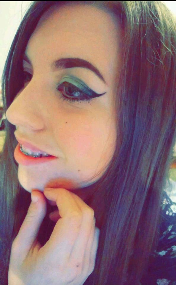 DorkaLH's tweet photo. Just a little green. #makeup #eyeshadow #eyebrows https://t.co/h05lZI0Mem