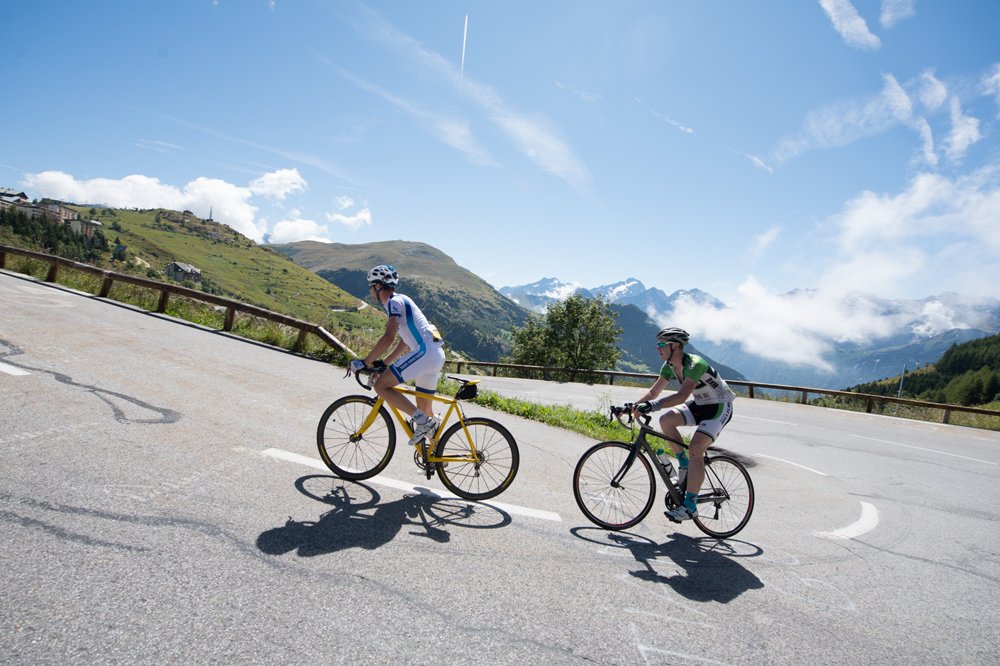 velo101's tweet photo. #haute_route L'@alpedhuez dans tous ses états sur la @haute_route https://t.co/DQJQbyi0w5 https://t.co/hqRHWJ82Ja