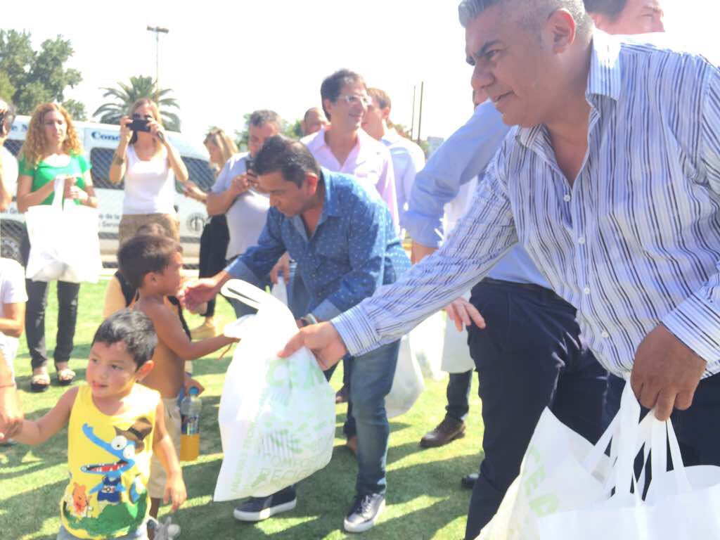 CeamseOficial's tweet photo. Gracias @diegosantilli x inaugurar junto a @tapiachiqui  G Coria y J Mancini la cancha q construyó @CeamseOficial para el barrio Zavaleta https://t.co/FCndLGiBY2