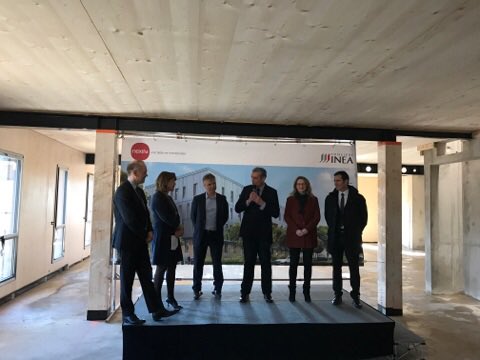janninsteph's tweet photo. Pose du 1er panneau de #bois Immeuble #bureaux Ywood @nexity @montpellier_ #A7Center #Odysseum @saurel2014 https://t.co/vcFx0stWXk