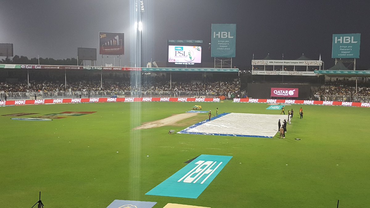 thePSLt20's tweet photo. The covers are still on as more rain pours in. Will the game resume tonight, the crowd is hopeful and so are we! #HBLPSL  #PZvQG https://t.co/wrOdC0zbsQ