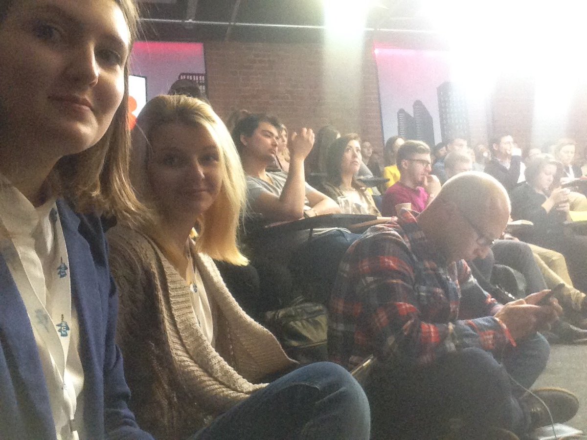 poodarok's tweet photo. Сидим на полу и активно эсэмэмим #redapplefest https://t.co/SWoUifLc3x