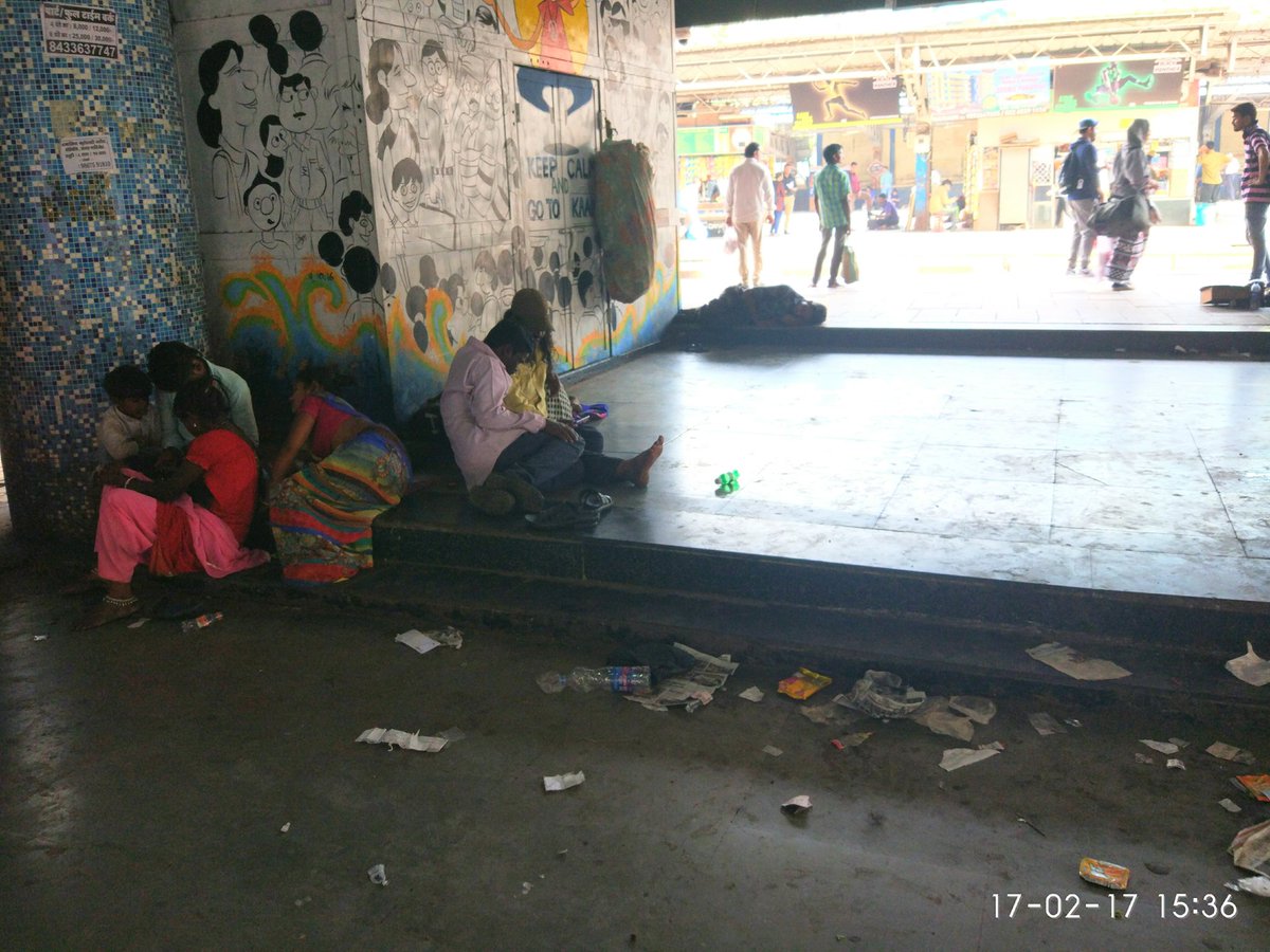 _Murphy94_'s tweet photo. @sureshpprabhu  @RailMinIndia 
Clean stations are not possible untill the homeless keep making slums on platform. https://t.co/le5SUYTMNk