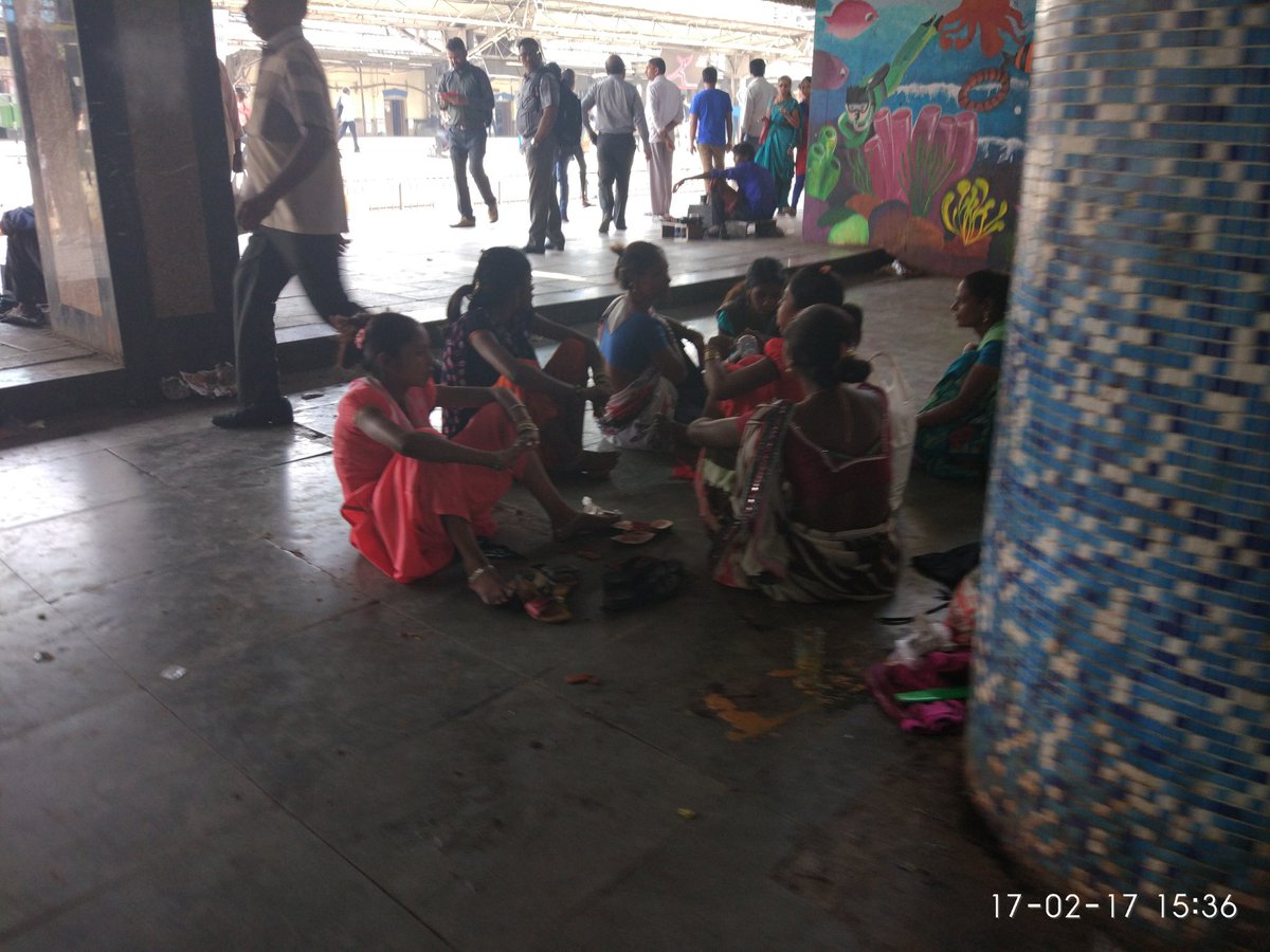 _Murphy94_'s tweet photo. @sureshpprabhu  @RailMinIndia 
Clean stations are not possible untill the homeless keep making slums on platform. https://t.co/le5SUYTMNk