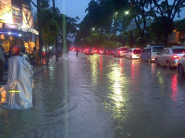 abrijossi's tweet photo. Jl Myjend. Sngkono trputus jalurnya..krn banjir..aliran air dr got tak trtampung,. @e100ss @SapawargaSby https://t.co/GFbuL6wIu6