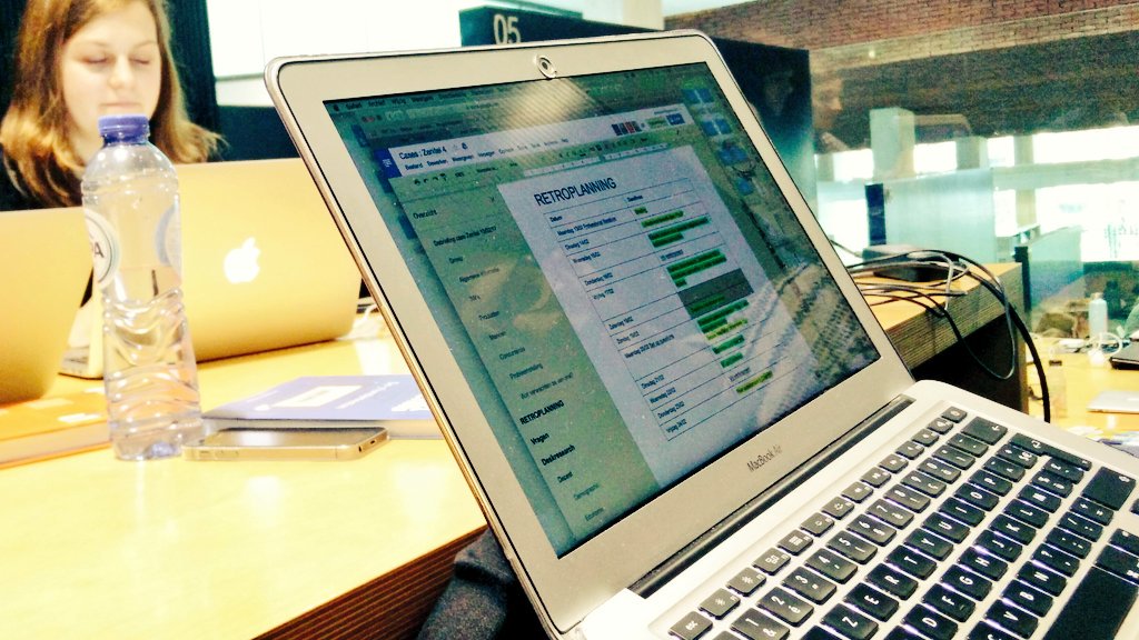 ArteveldeCOM's tweet image. Geen dikke truien nodig op campus #Kantienberg. Van keihard doorwerken aan de #praktijkcases krijg je &apos;t ook warm! #dikketruiendag