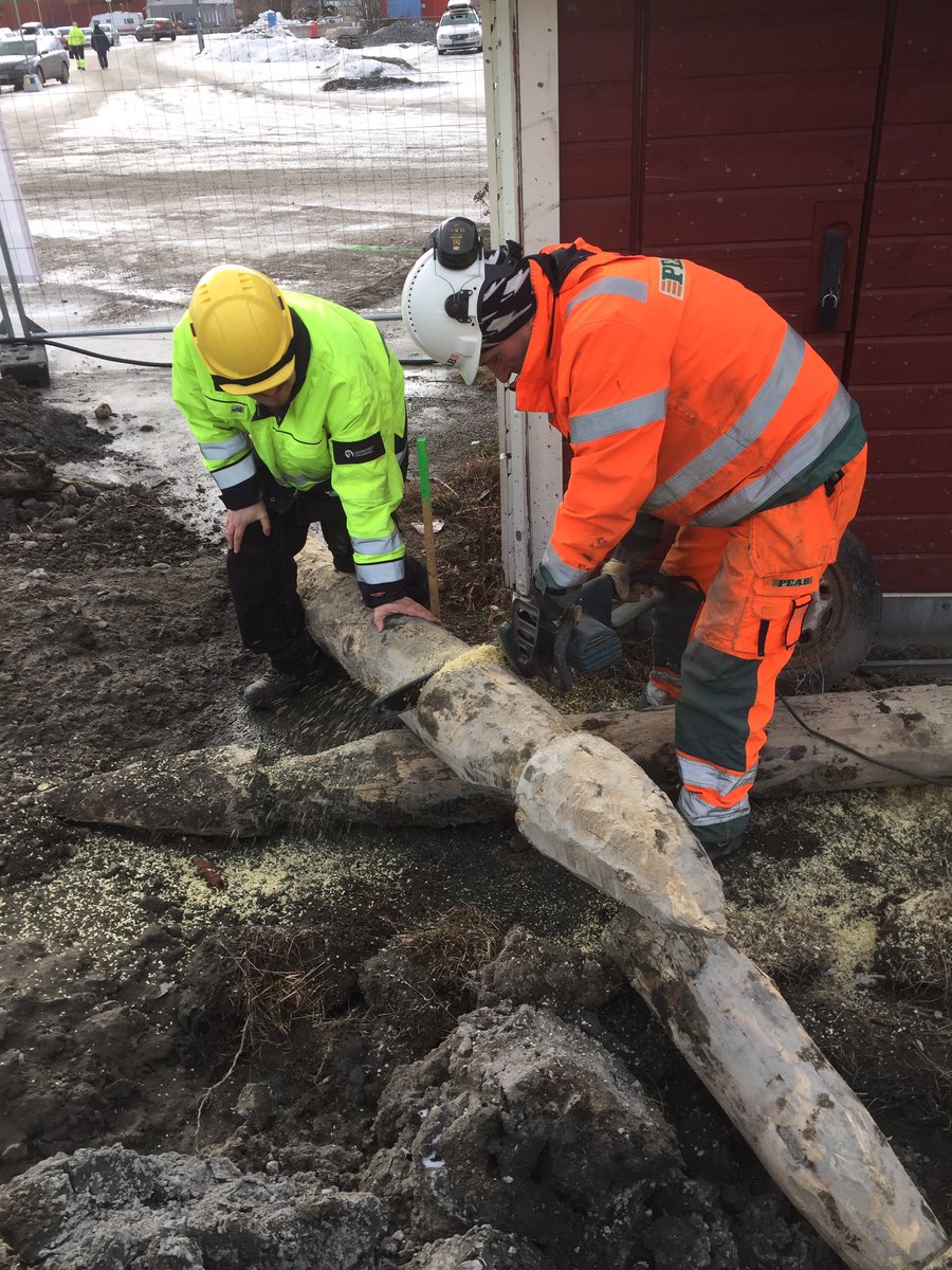 IBlenn's tweet photo. På #Kattvikskajen i #Hudiksvall fanns det under 1600-talet sjöbodar. Nu tar vi #dendroprover från ett par stockarna som hittats i området https://t.co/Uyi1Nq3KxH