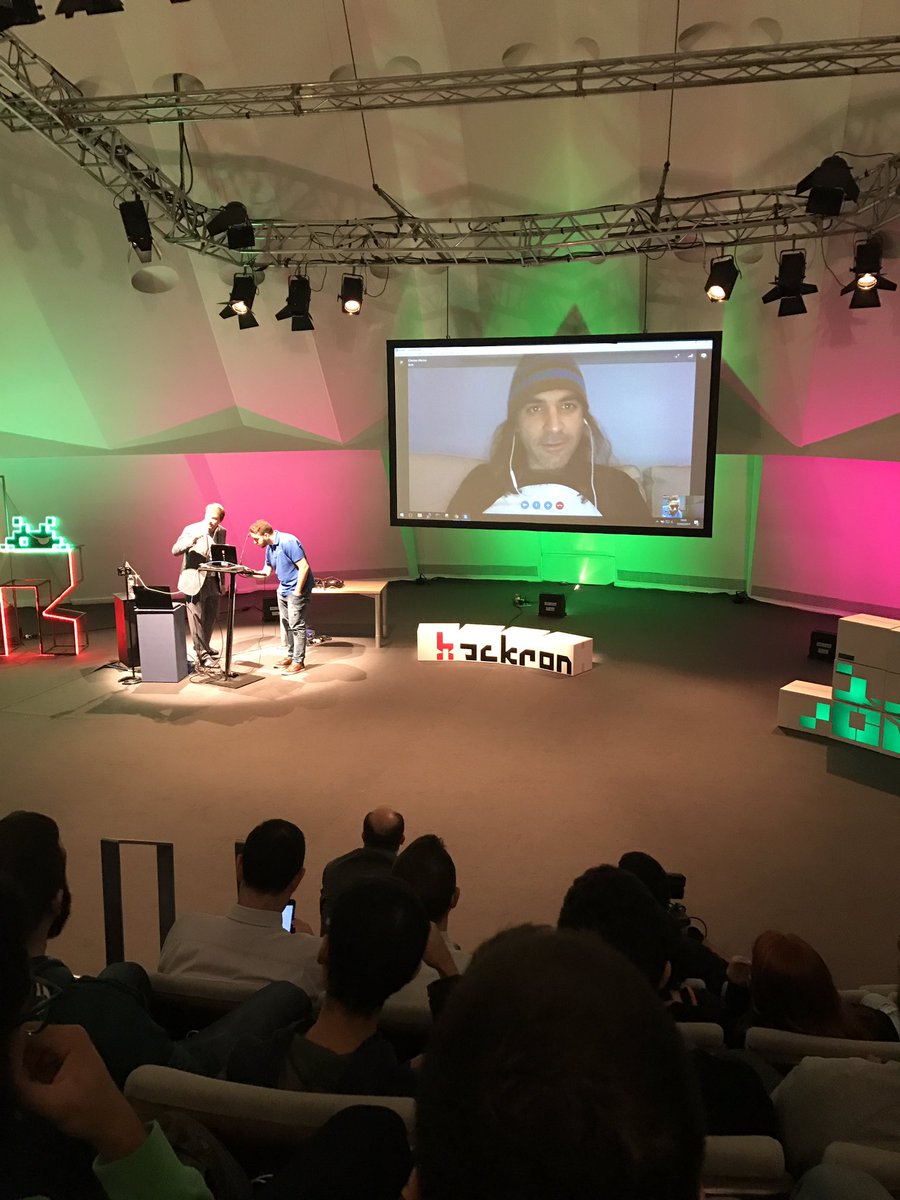 AArt1l3s's tweet photo. Chema Alonso, #hackron2017 hablando de drones virtuales y seguimiento de personas con Tinder @AIDAsoftware https://t.co/Meq1bAN48K