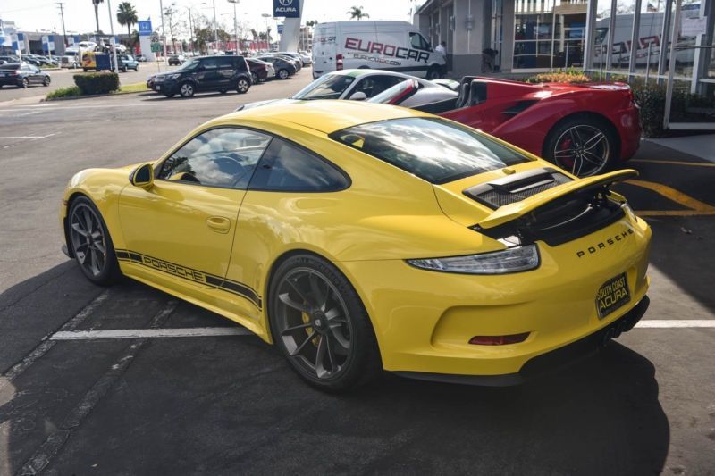 CarWaffle's tweet photo. 2016 #Porsche 911R spotted on sale for a mind-blowing $800k 😵😵 https://t.co/ebGZnwyd62 https://t.co/f5JKiuBIu3