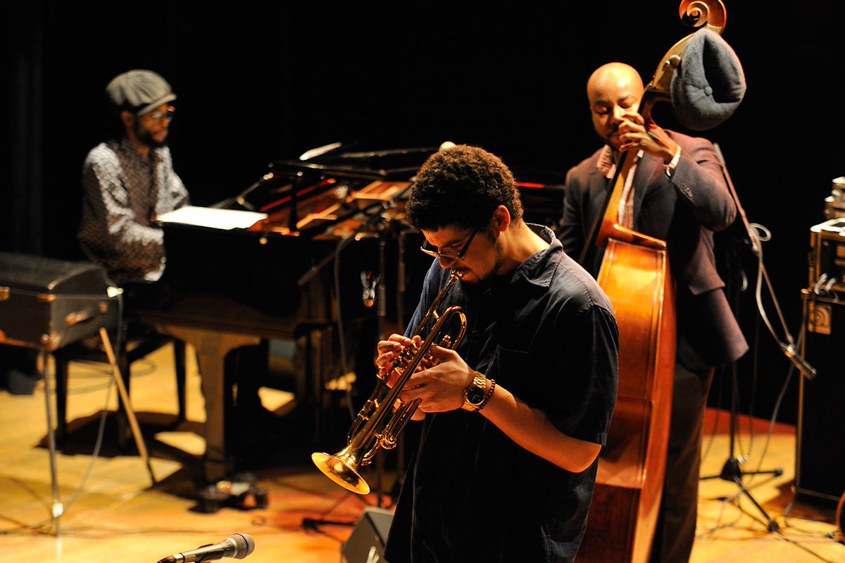 The silence that follows the chords has nothing of common silences..it is an attentive silence, it is a living silence...

Ph by Zi Owl