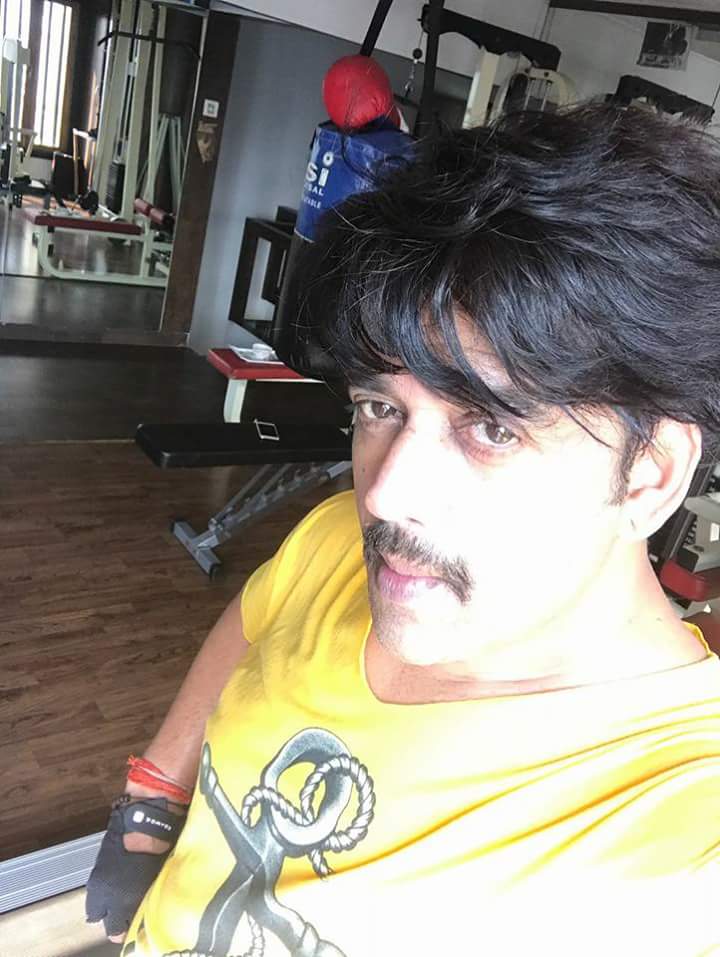 Bhojpuri Mega Star <a href="/ravikishann/">Ravi Kishan</a> ab Bollywood k <a href="/FarOutAkhtar/">Farhan Akhtar</a> aur <a href="/anuragkashyap72/">Anurag Kashyap</a> k sath 2 alag #films mein mahatvapurn bhumika nibhayenge.