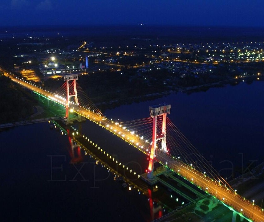 Jembatan Tengku Agung Sultanah Latifah salah satu ikon Siak. Diresmikan oleh Presiden RI SBY, memiliki panjang 1.196 meter.