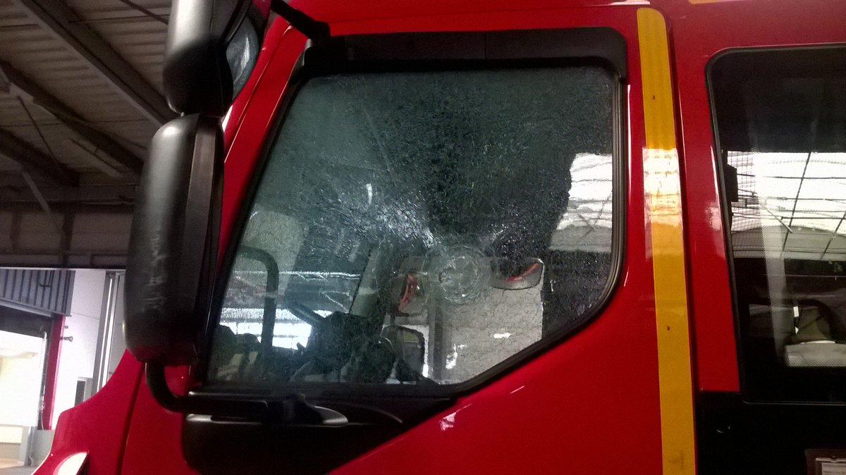 SDIS60's tweet image. Un fourgon incendie pris pour cible à Creil A LIRE SUR facebook.com/SDISdeloise/ph… @PompiersFR