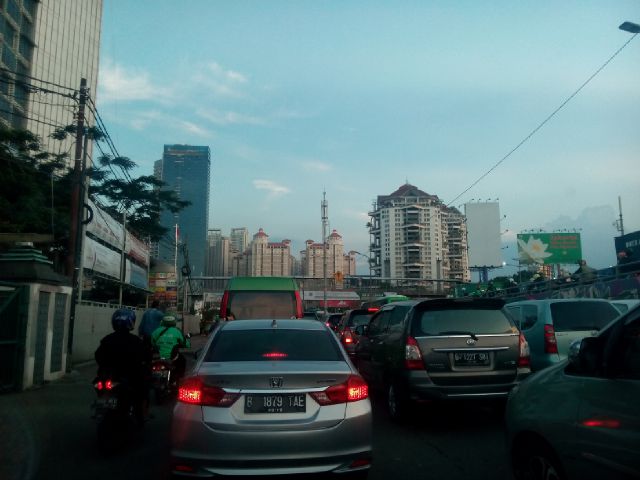 widiechandra's tweet photo. @SonoraFM92 arteri jl. S. Parman dari Grogol kearah perempatan Tomang padat https://t.co/RuBps3dpOM