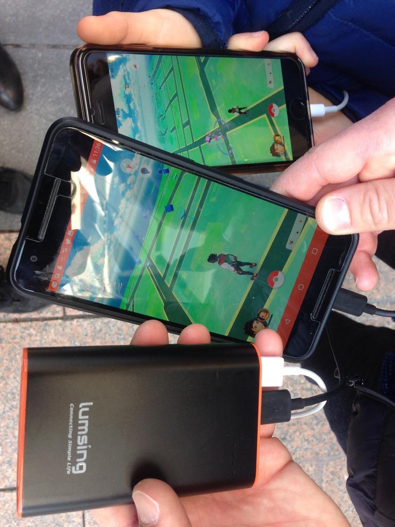 consollection's tweet photo. Et c'est reparti pour une chasse aux #Pokemon avec @Lumsing_fr #PokemonGO https://t.co/4g97UFvg2r
