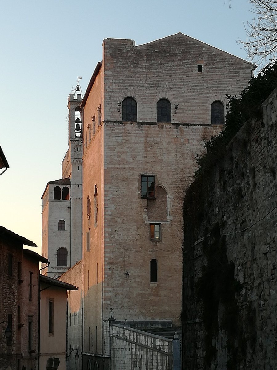 FraFio78's tweet photo. Non cercare di splendere come la giada ma sii semplice come la #pietra @VoceDelVerboPar @Discover_Dublin @DiscoverGubbio @archgmjl https://t.co/iegHAsyQbv