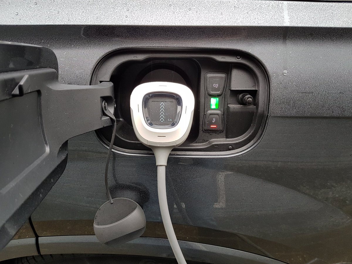 Super, laden aan het stopcontact met 6-16A. Handige lichtgewicht #Ray van <a href="/ChargeAmps/">Charge-Amps</a>. Bedankt @EVCompanyEU voor snelle levering en advies.