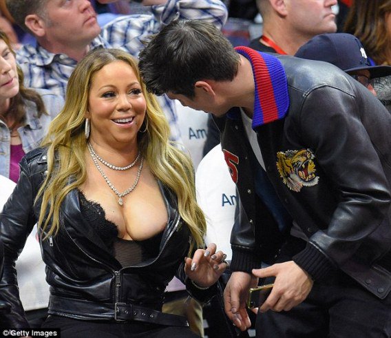 Nigeria On Twitter Pop Star Mariah Carey Suffers Wardrobe