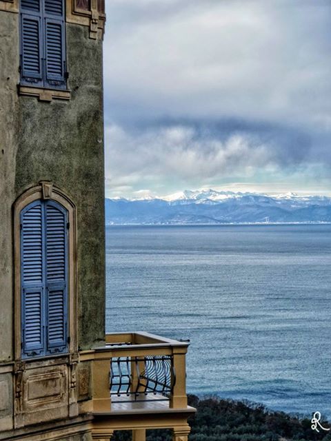 Quei giorni perduti a rincorrere il vento a chiederci un bacio e volerne altri cento
#Faber 
Ph ©RosaOlivari #lamialiguria #Camogli