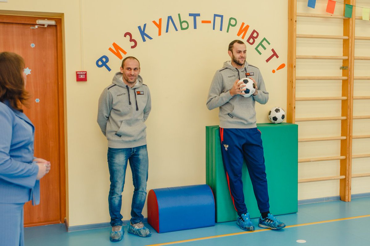 bscKRISTALL's tweet photo. Дмитрий Вараксин и Артур Папоротный провели тренировку для детей из пушкинского детского сада №10. https://t.co/Y7MQqnPOuZ https://t.co/7oNajj37s6