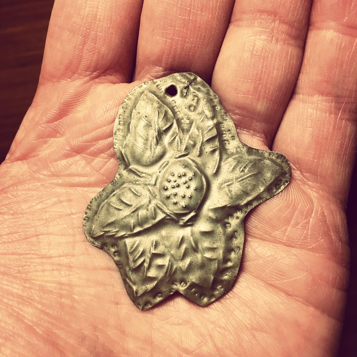 rochoerenberg's tweet photo. Encontré mi primer trabajo como joyero en el taller de mi padre cuando yo tenía 8 años #chill #jewelry #myfirstwork #handmade #learning https://t.co/bDudQSHf7E