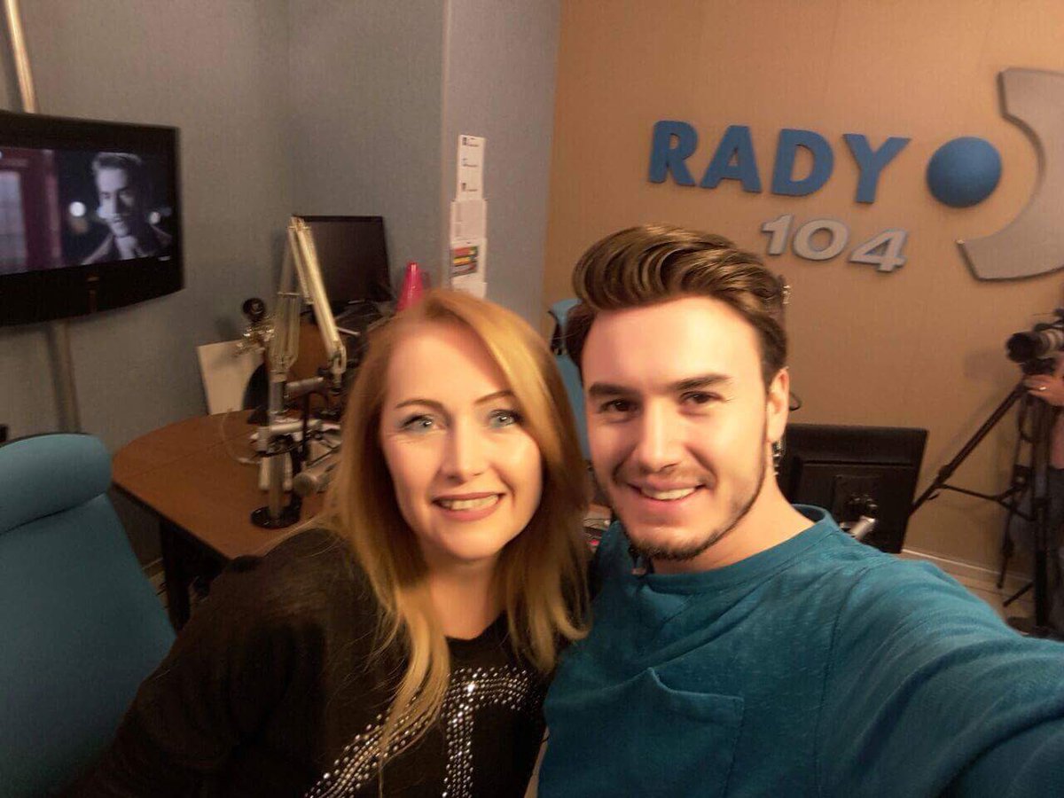 RadyoD104's tweet photo. #RadyoDdeMustafaCeceli hashtagiyle tweetler aksın! Birazdan yayındayız! @mustafaceceli @sarisekersema https://t.co/EbkXsU0Ayh