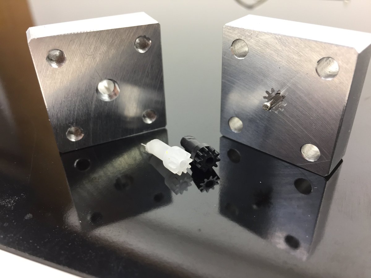 hajihaji029's tweet photo. 開発中の射出成形機用の型。量産型Fabミニ四駆のピニオン、ホイール、モーターマウント、軸受。あさってのワンフェスで展示。
#KitMill #時代は切削 #fabmini4wd #mini4wd https://t.co/j8xhepRkN1