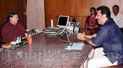 isanthakumar's tweet photo. @ibalamurugan72 முதல்ல ஜெ முன்னாடி நடுங்காம,குனியாம இந்தமாதிாி உட்காந்தவன் எவனாது இருக்கானானு பாருங்க.. https://t.co/dYPm2rju5t